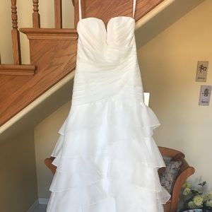 A Beautiful simple but elegant wedding dress.